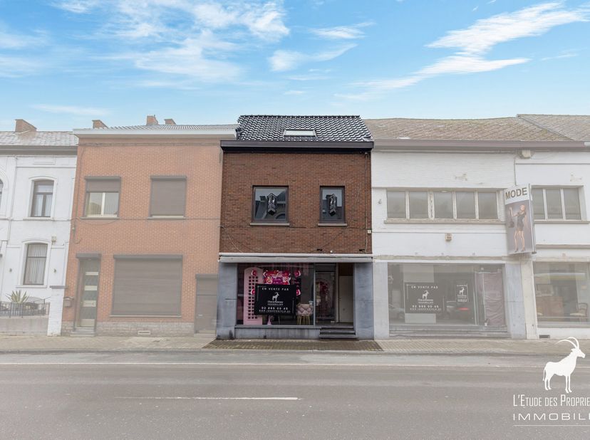 Referentiebureau: V7170-454<br />
*** BEZOEK VIRTUELLE: https://immo360.immo-facile.com/vtour/fr/ixqh9a/frame ***<br />
Découvrez cette maison a renov
