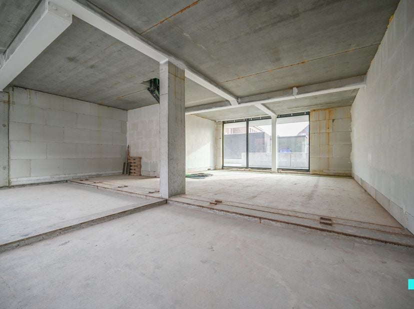Ondernemen in het centrum van Desselgem, op een 15-tal minuten van Waregem en Kortrijk? Hier treffen we met deze ruime handelsruimte van 116 m² een id