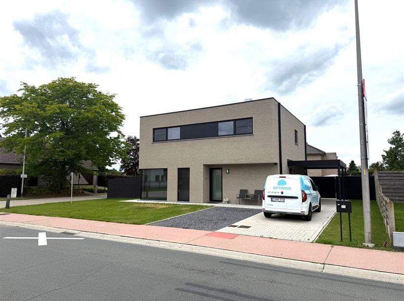 Demandez une visite via info@optimusvastgoed.be !<br />
À LOUER : Spacieuse maison de plain-pied avec 3 chambres à Pelt !<br />
Cette maison ouverte e