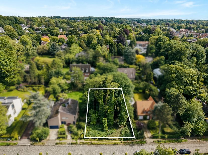 Victoire Junot vous propose lun des derniers terrains à bâtir du Fort Jaco. Idéalement situé dans une rue calme en bordure du Bois de la Cambre et exp