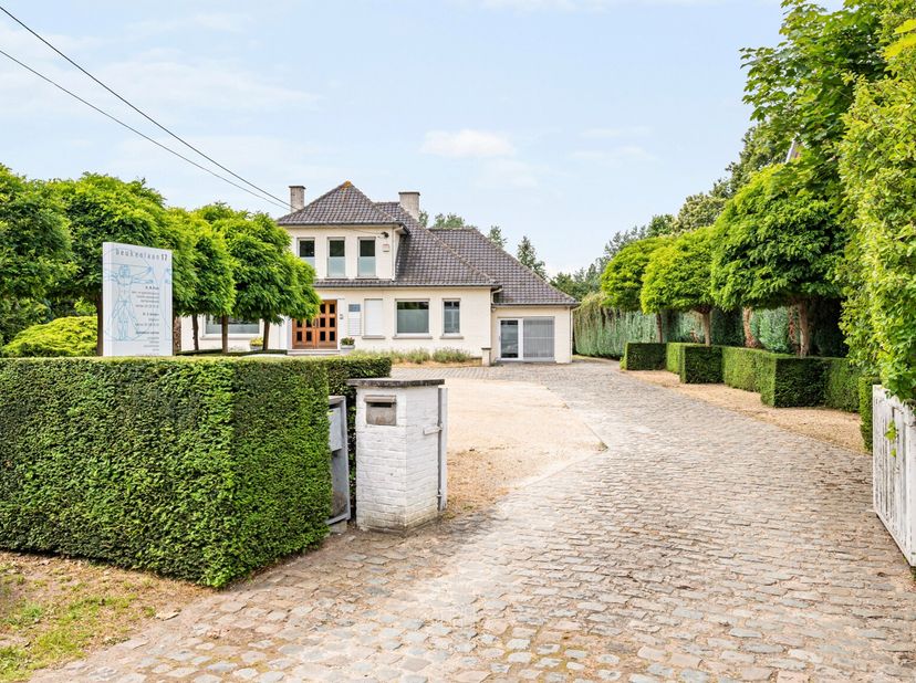 Op een uitstekende locatie aan de Beukenlaan in Sint-Denijs-Westrem bevindt zich deze karaktervolle dokterswoning met een uitzonderlijk potentieel. De