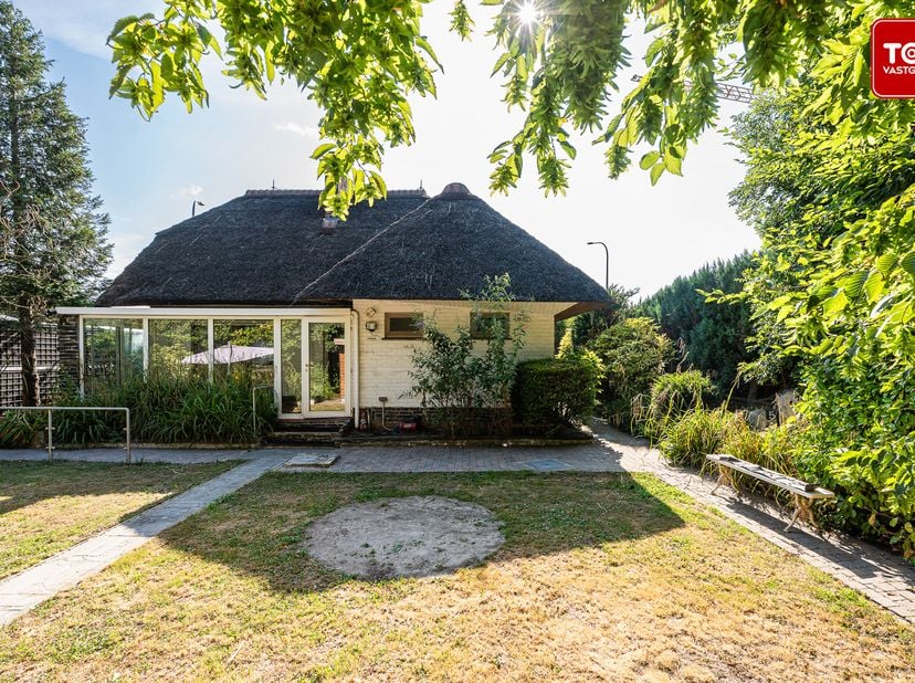 Deze karaktervolle woning combineert authentieke charme en een groene achtertuin. Het biedt een unieke kans voor wie op zoek is naar een renovatieproj