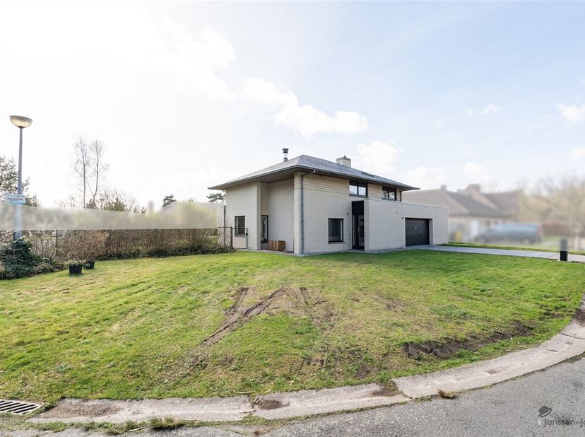 VILLA MODERNE ENTIÈREMENT RÉNOVÉE DANS UN ENDROIT CALME À TREMELO<br />
Cette élégante villa d'une surface habitable d'environ 240 m² a été entièremen