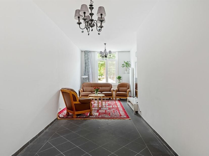 Deze woning is rustig en centraal gelegen aan het Prins Leopoldplein in Sint-Niklaas, op korte afstand van het stadscentrum. Winkels, scholen, horeca