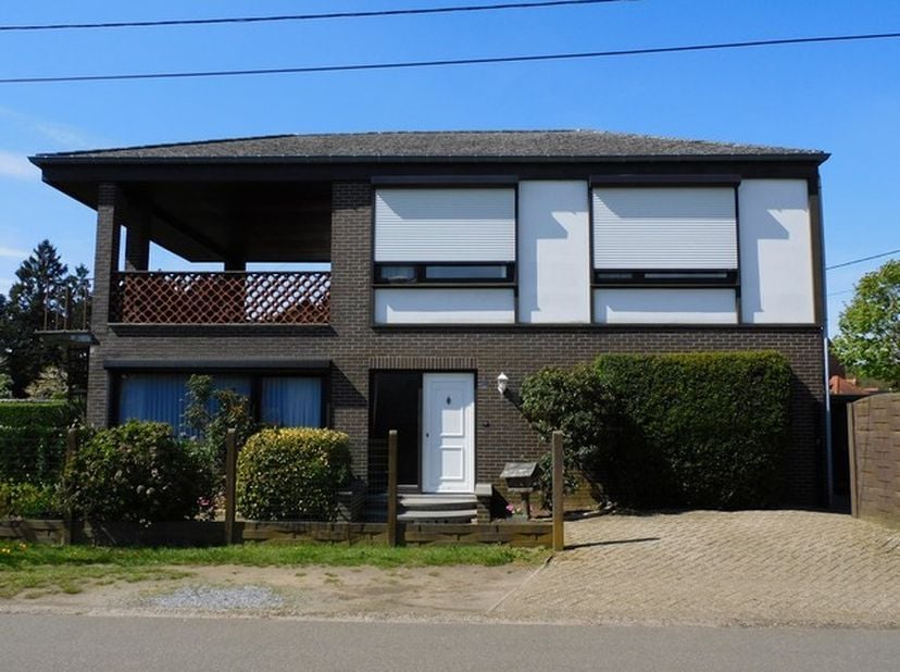 Rustig gelegen en toch vlot bereikbaar, bevindt zich deze charmante woning op een perceel van 5a 11ca. Deze woning met een bewoonbare oppervlakte van