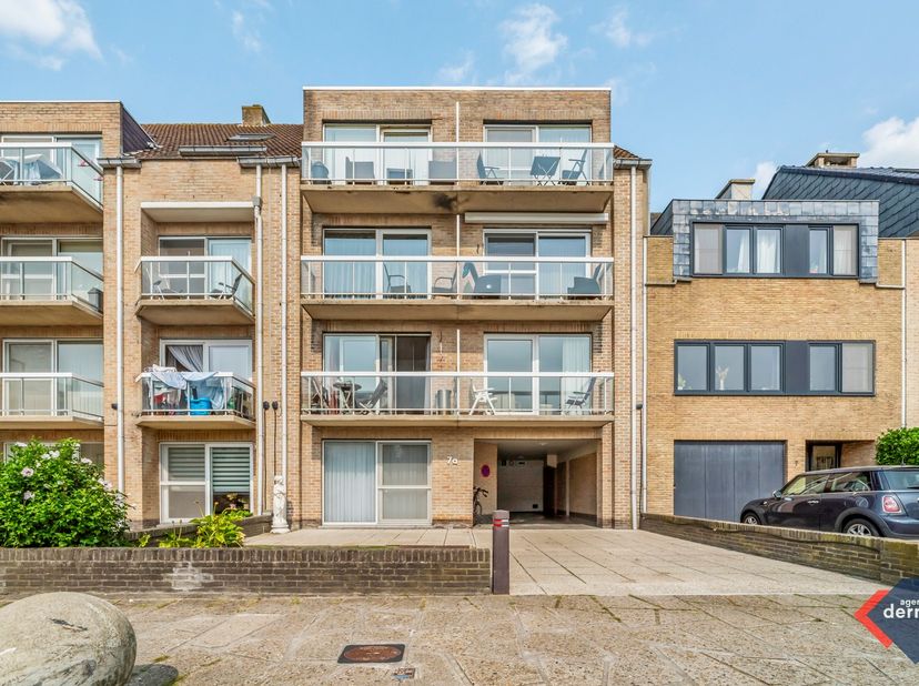 Ontdek deze praktische garagebox in complex De Golven gelegen in de Duinhelmstraat te Oostende-Mariakerke. Dankzij de centrale ligging vlak bij het st