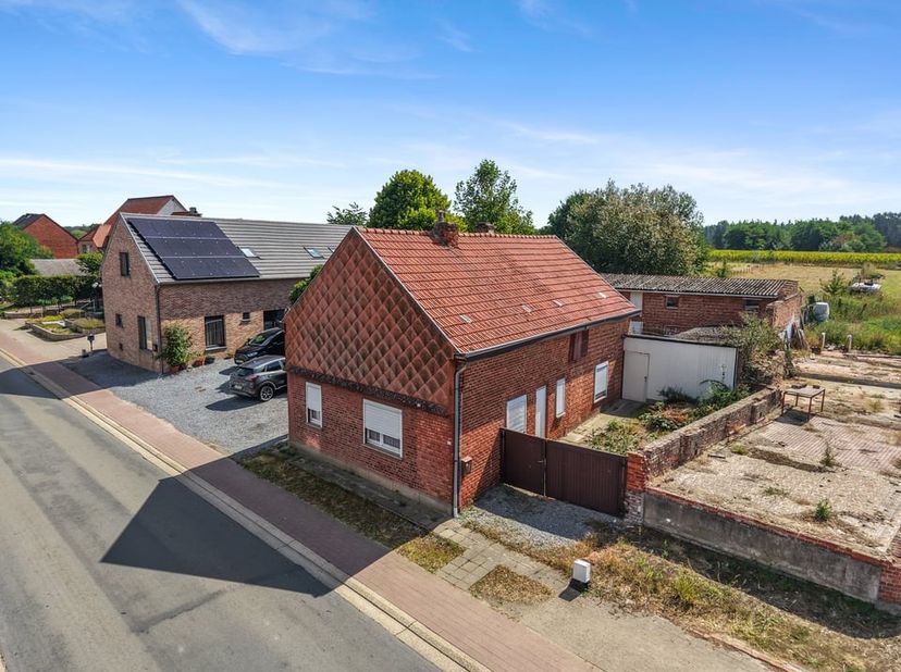 Gelegen aan de Leemstraat 103 in Nieuwerkerken, bevindt deze woning zich in een aangename en groene omgeving. Nieuwerkerken staat bekend om zijn lande