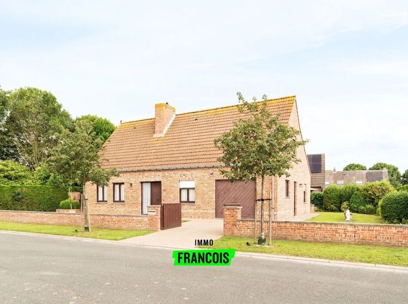 In de rustige en gegeerde Jean Jaureslaan stellen wij met trots deze charmante alleenstaande villa te koop voor. De woning is gelegen in een doodlopen