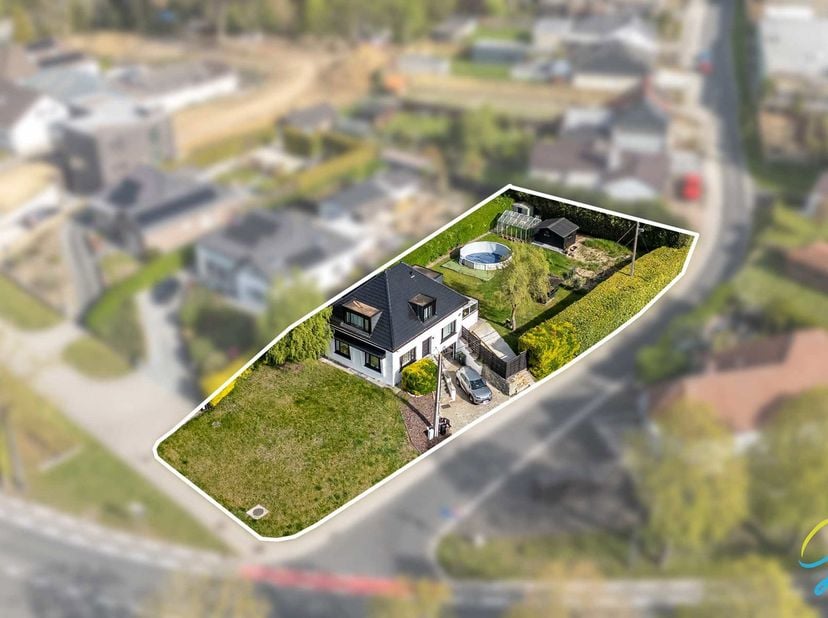 Deze woning werd totaal gerenoveerd met hoogwaardige materialen in 2025.<br />
De woning telt 4 slaapkamers, volledig ingerichte keuken met oven, micr