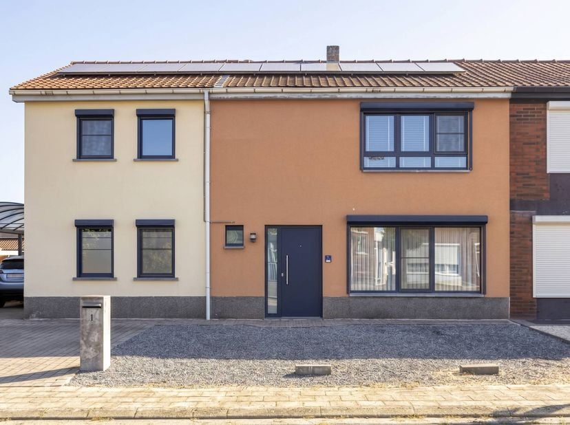 De woning beschikt over een ruime bewoonbare oppervlakte van 210 m². Ideaal voor gezinnen die op zoek zijn naar de nodige ruimte. De vijf slaapkamers