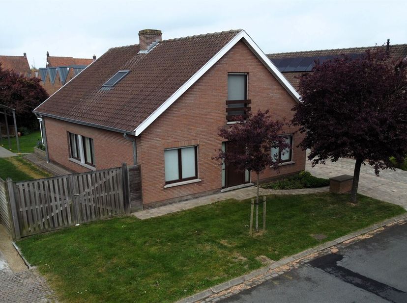 Maison spacieuse avec de nombreuses possibilités, jardin ensoleillé, garage et abri voiture<br />
Cette maison offre une quantité surprenante d'espace