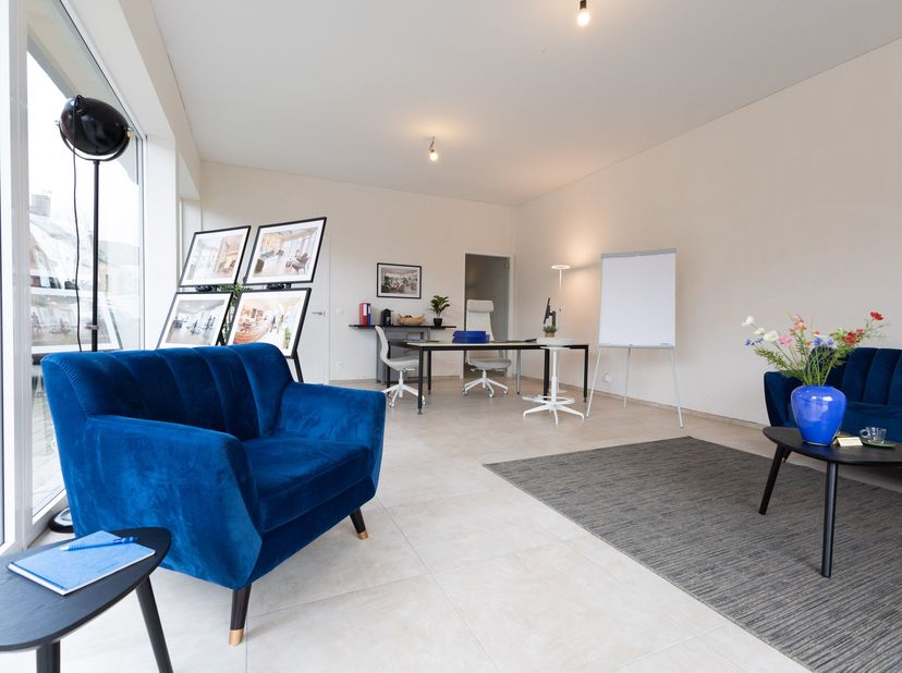 Cet immeuble commercial est situé sur une artère importante menant au centre d'Ostende. Il bénéficie d'un flux continu de passants tout au long de la