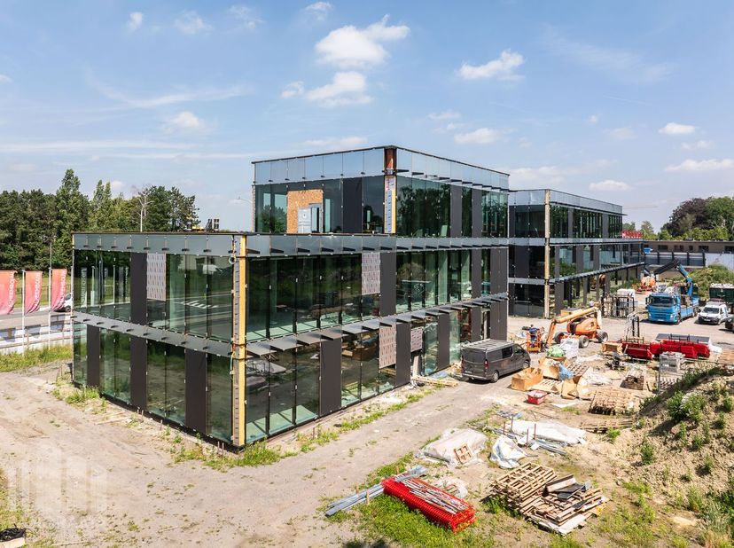 Nieuw te bouwen kantoorgebouw "Twin Offices" met zichtbaarheid vanaf de Steenweg en met uitzonderlijke architectuur.&amp;nbsp;Strategisch gelegen op slech