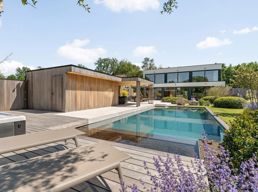 Wie wilt er niet wonen in een oase van rust, licht en architecturale perfectie ?  Op een discreet, achterin gelegen perceel, in het groene hart van he