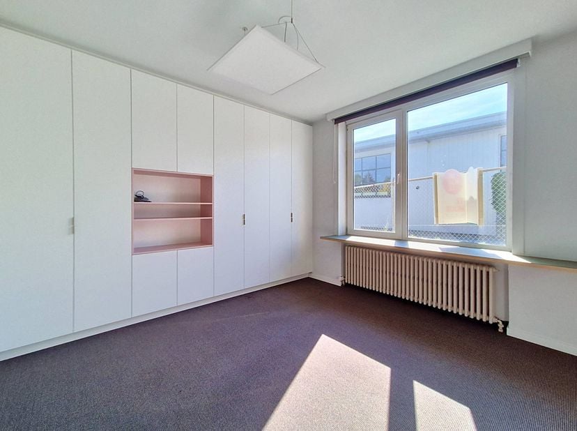 Deze moderne kantoren te huur zijn gunstig gelegen langs de N9 in Melle, op een steenworp van de E40, wat zorgt voor een uitstekende bereikbaarheid. B