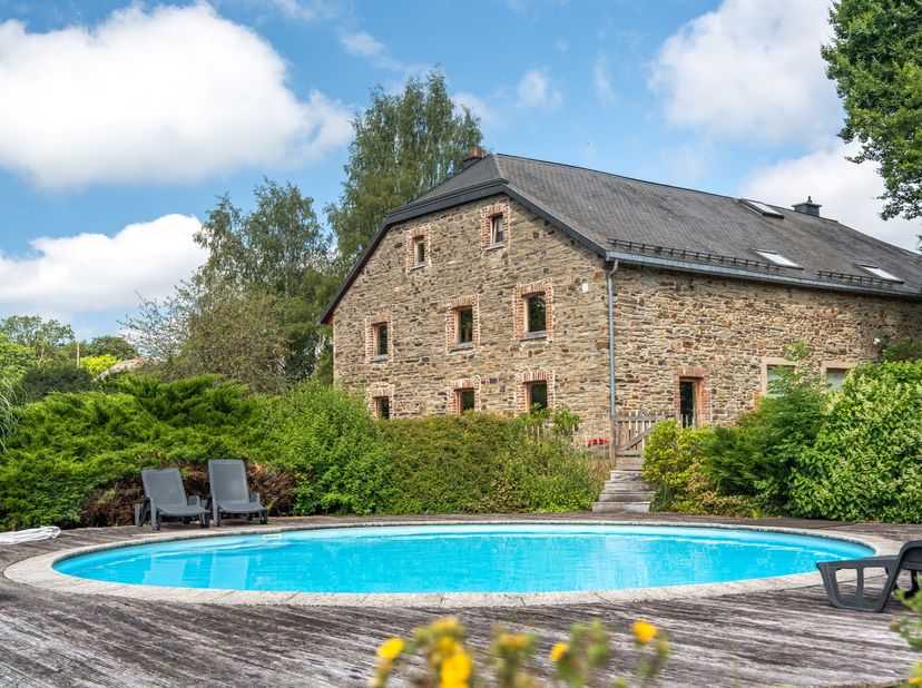 Midden in de prachtige natuur rond Malmedy bevindt zich deze karaktervolle natuurstenen hoeve, waar authenticiteit, ruimte en hedendaags comfort harmo
