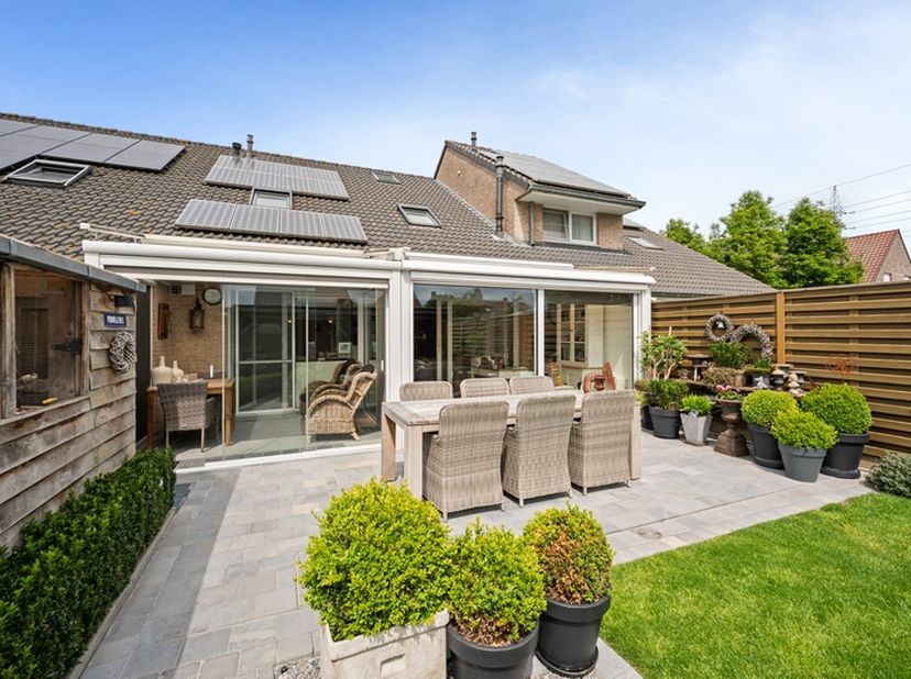 <br />
Charmante instapklare woning in landelijke stijl op een toplocatie.<br />
Bent u op zoek naar een perfect onderhouden woning waar gezelligheid,