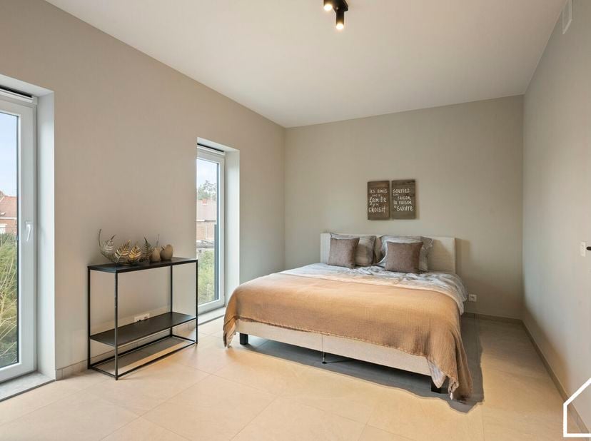 Appartement op de begane grond (77m²) bestaande uit een ruime lichte woonkamer met ingerichte keuken met ruimte voor wasmachine, 1 slaapkamer, kleine