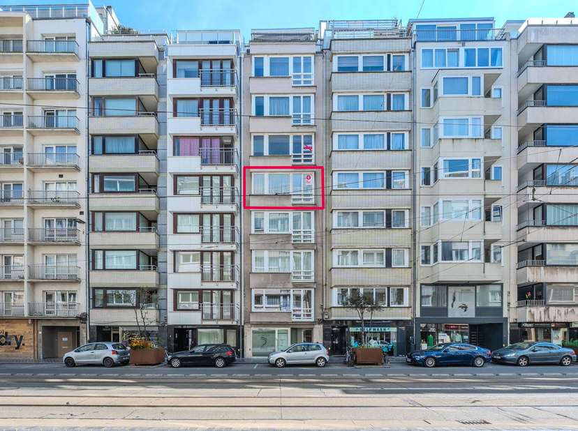 Découvrez cet appartement lumineux et bien entretenu situé au quatrième étage de la résidence Hilario à Ostende. Cet appartement prêt à emménager béné