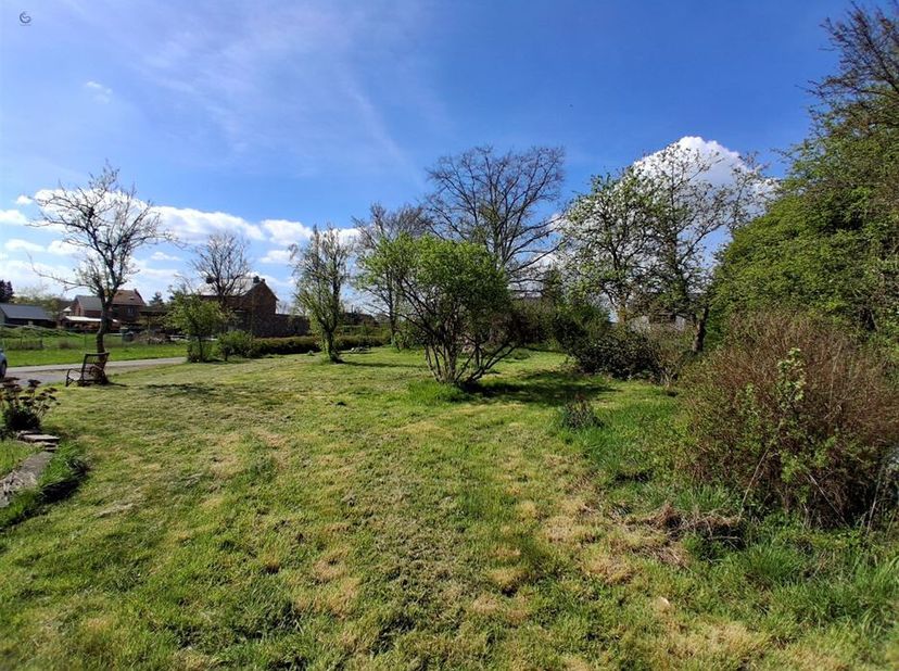 Aantrekkelijk perceel van +/- 1.500 m² in een woonwijk in het dorp Petit Han.