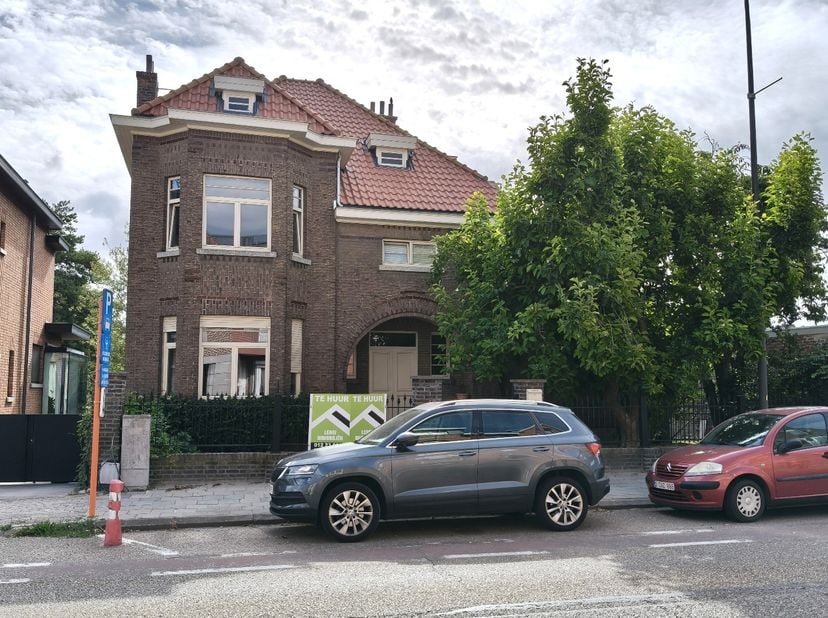 Deze ruime woning is gelegen langs de Bilzersteenweg, vlakbij de ring en het stadscentrum.<br />
<br />
INDELING: inkomhal met toilet en trap naar ver
