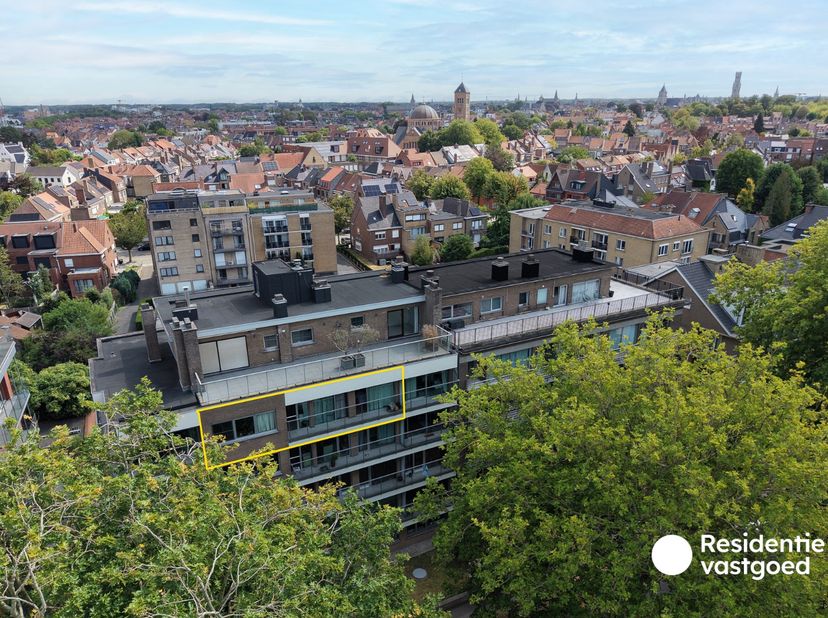 Op een bijzonder aangename locatie in de geliefde Brugse wijk Kristus-Koning, vlak bij het Graaf Visartpark en op korte afstand van het Waggelwaterbos