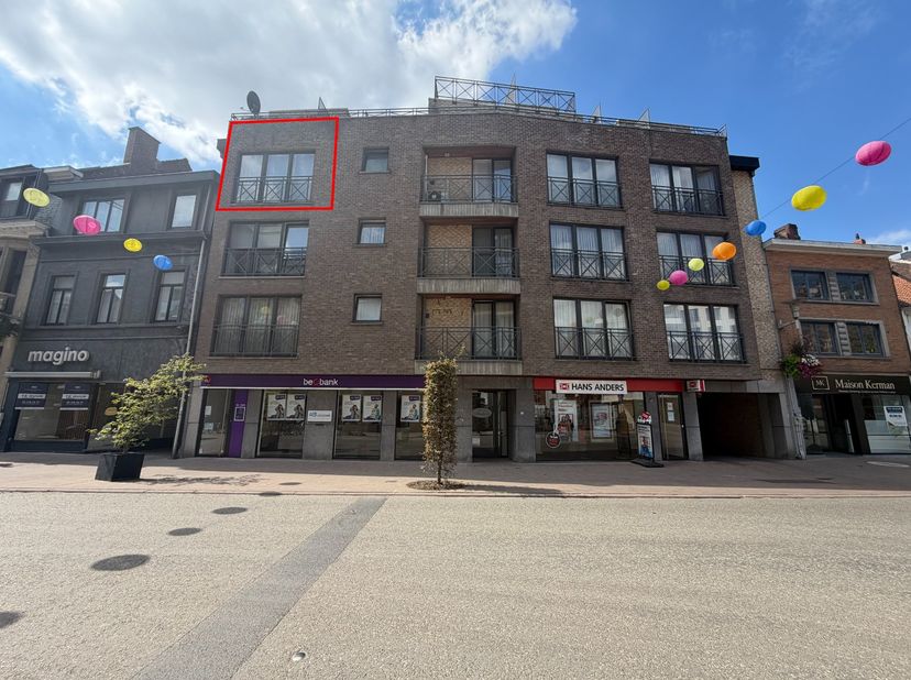 Op een centrale ligging in Deinze bevindt zich dit ruime appartement van 108 m², gelegen op de derde verdieping van een appartementsgebouw.&amp;nbsp;<br /