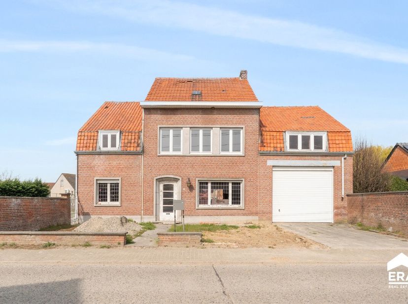 Te koop: ruime open bebouwing in Linter, gelegen in een rustige, landelijke omgeving. Dit renovatieproject op 12a99ca biedt een uitstekende kans om ee