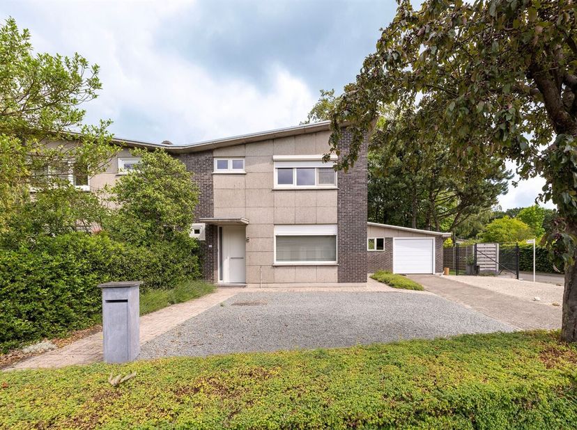Gunstig gelegen gerenoveerde woning met 4 slaapkamers.<br />
Indeling:<br />
Gelijkvloers: <br />
Inkomhal met gastentoilet, ruime leeftruimte, ingeri