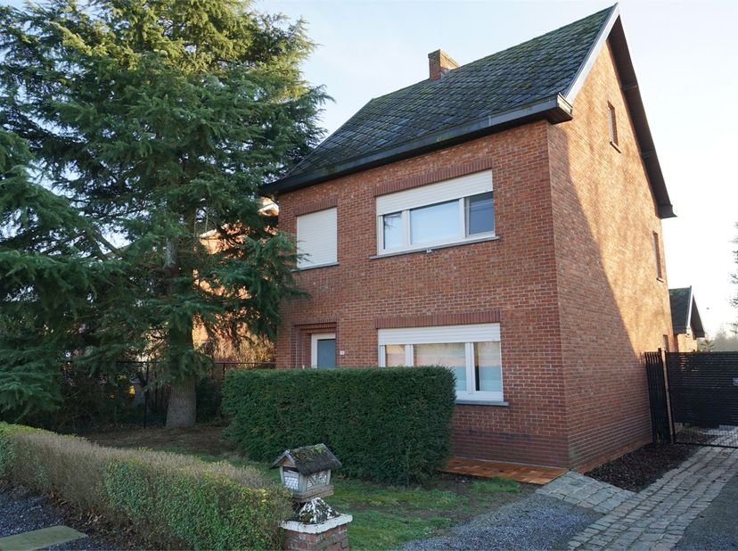 Volledig gerenoveerde viergevelwoning op 500 m² in de mooiste straat van Laakdal. De woning ligt op wandelafstand van de dorpskern van Groot-Vorst. In