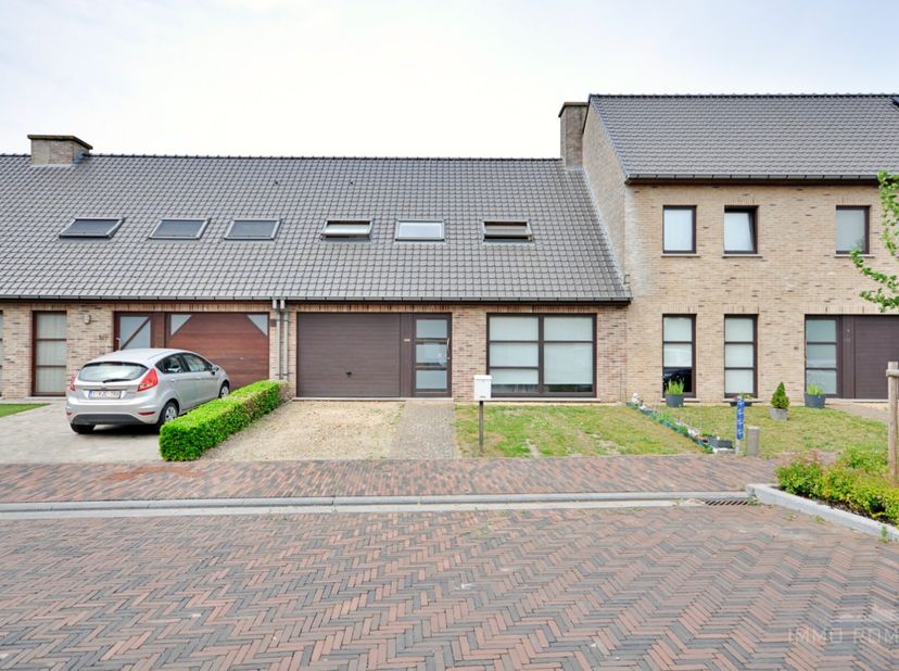 Deze goed onderhouden woning met 3 slaapkamers en tuin treffen we in een doodlopende straat in het centrum van Berchem, deelgemeente van Kluisbergen!
