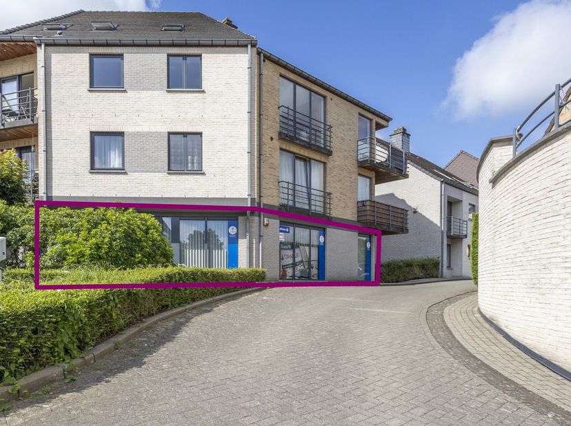 Deze handelsruimte/bureel met gelijkvloers niveau van 207 m² en +/- 65m² benedenverdieping, ligt in het hart van Itterbeek (Dilbeek), langs de Itterbe