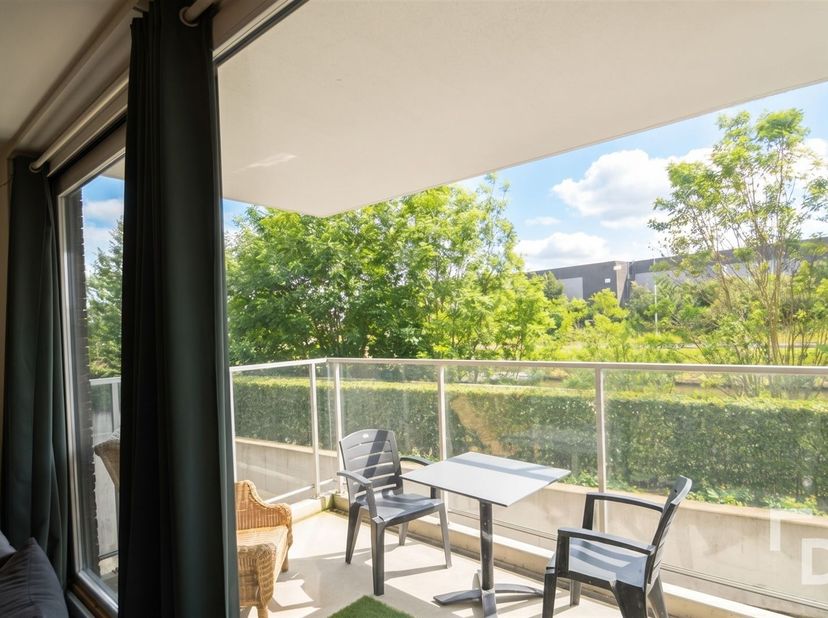 Aan de Westkaai, op een boogscheut van centrum Ieper bevindt zich dit appartement met zicht op de Kaai. <br />
<br />
Het appartement bevindt zich o