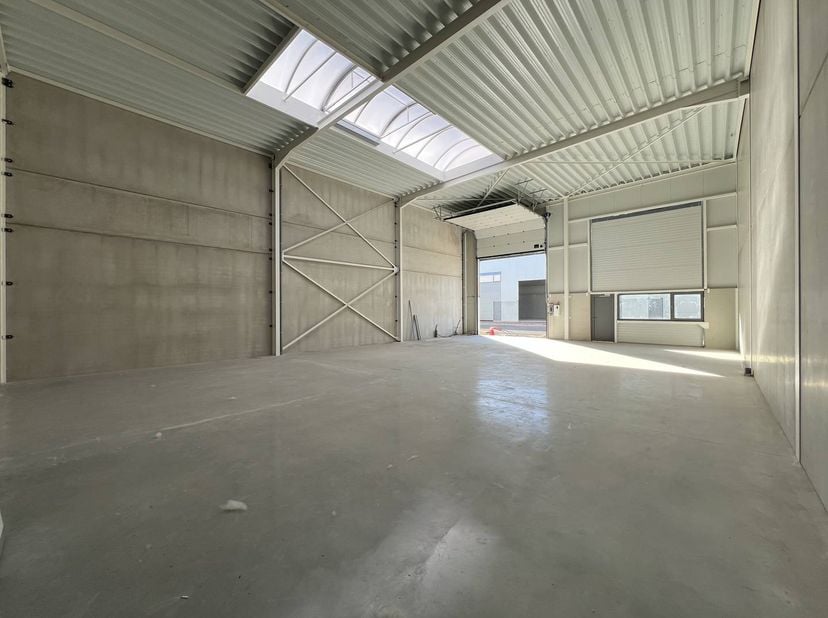 Deze nieuwbouw KMO-unit van ca. 216 m² maakt deel uit van het kwalitatieve Green Business Park te Kortessem, strategisch gelegen langs de Hasseltseste