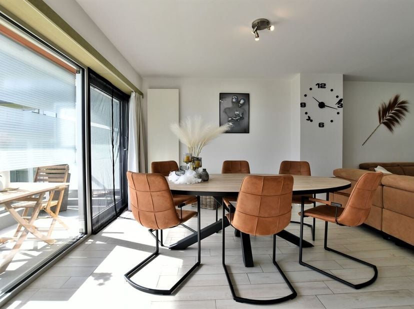 Prachtig volledig vernieuwd appartement met bijzonder goede ligging aan "Brusselse Forten". Dit instapklaar en recent gerenoveerde appartement (2017)
