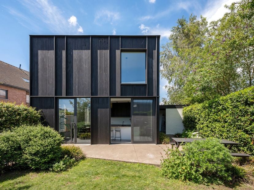 Moderne architecturale woning, gerenoveerd door Studio Noord, met oog voor detail en authenticiteit<br />
Deze uitzonderlijke gezinswoning in Essen-Wi