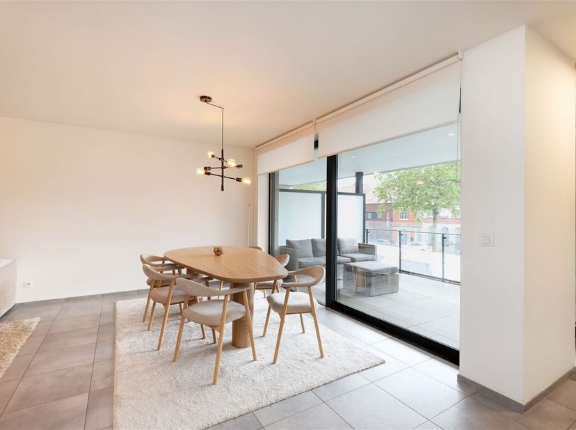 Stijlvol modern appartement met 2 slaapkamers én terras inclusief ondergrondse autostaanplaats<br />
<br />
Omgeving:<br />
+ Gunstige ligging op e