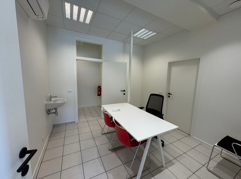 Te huur: <br />
<br />
praktijkruimte centrum-Aalter van 57m2 ingedeeld als volgt: <br />
- 2 aparte praktijk/kantoorruimtes<br />
- 1 aparte kitchene
