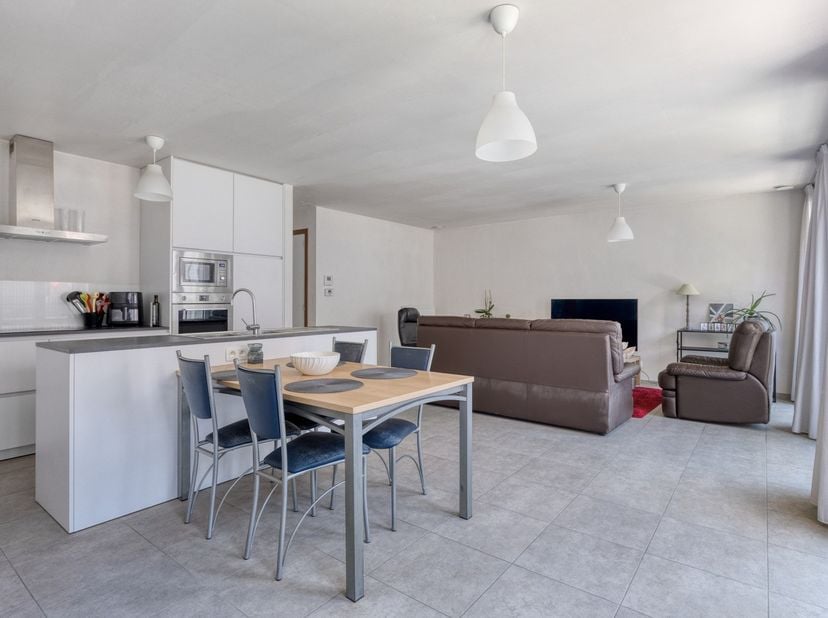 Op een uitstekende ligging, vlakbij het centrum van Staden en op wandelafstand van de markt, bevindt zich dit zeer recente en instapklare appartement.