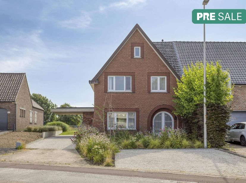 La maison a été construite à l'origine en 1951 et a fait l'objet d'une rénovation complète et qualitative en 2021, en utilisant les dernières techniqu
