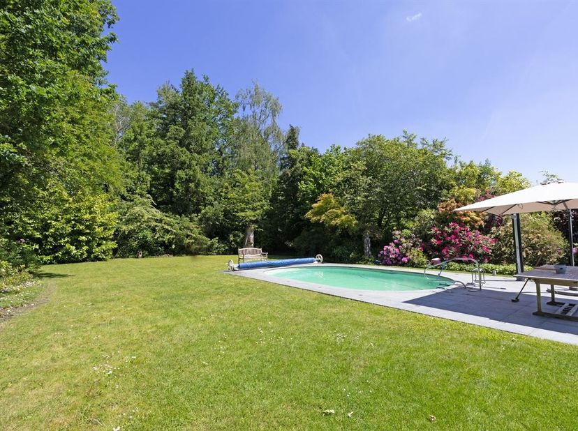 In een van de meest exclusieve straten van Hasselt bevindt zich deze karaktervolle villa uit 1975, gelegen op een ruim perceel van maar liefst 24are42