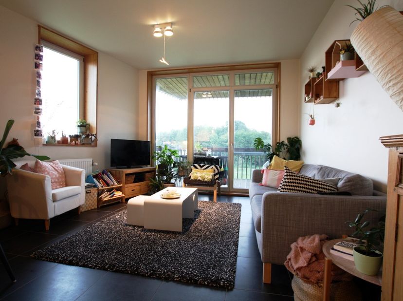 Cet appartement économe en énergie fait partie du projet de construction durable Den Draad à Gentbrugge. Le bâtiment a été revêtu de bois de pin russe