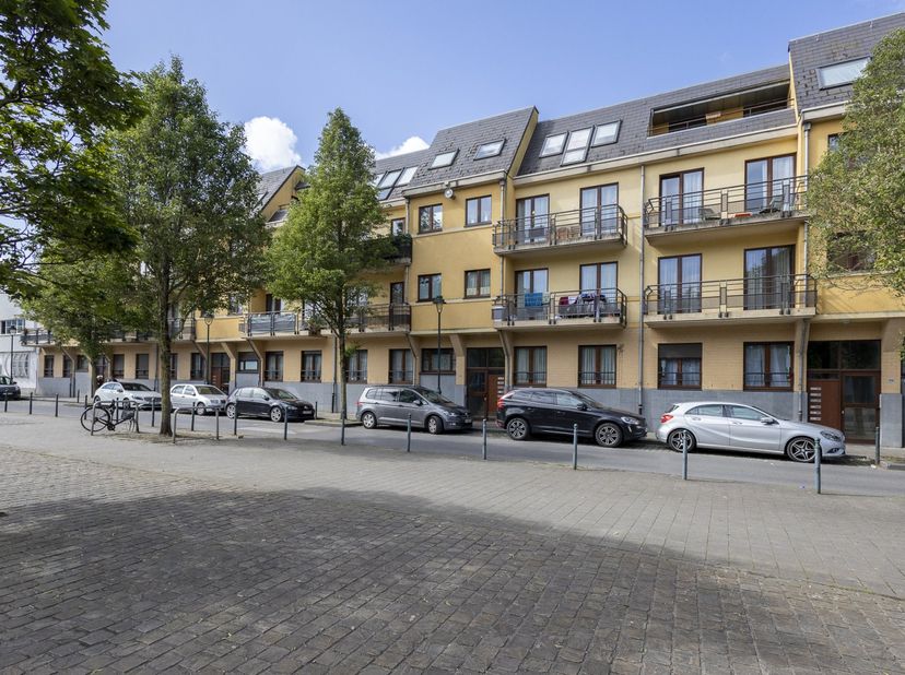 Dit aangename dakappartement is gelegen in de Jorezstraat te Anderlecht, op de derde verdieping van een verzorgd en recent gebouw uit 2007. Het appart