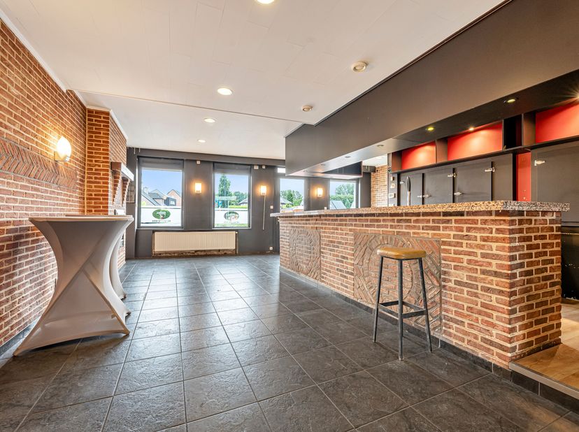 Karaktervol handelspand met horeca- en evenementenmogelijkheden in Menen! â<br />
Bent u op zoek naar de ideale locatie voor een café, bistro, feestza