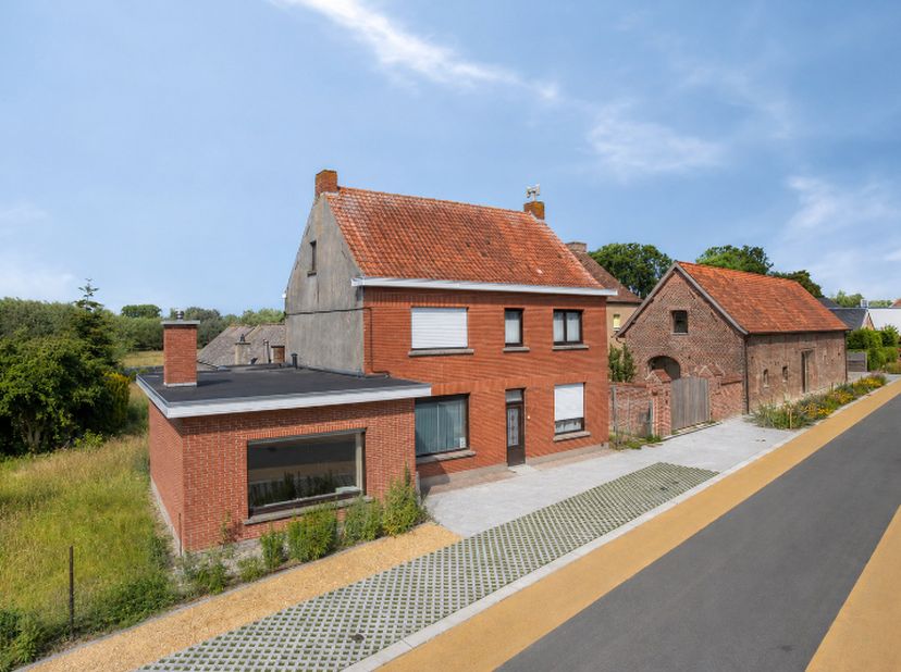 Je kunt ze bijna voor je zien, de gezinnen die hier jarenlang hebben geleefd. De authentieke inkomhal loopt, zoals vroeger gebruikelijk was, van de vo