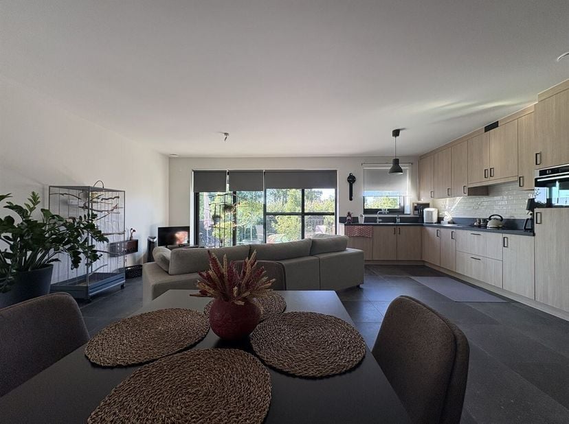 Recent appartement met twee slaapkamers en ruim terras<br />
Ligging: Gunstig gelegen en vlot bereikbaar met goede ontsluiting naar de E34 en omliggen