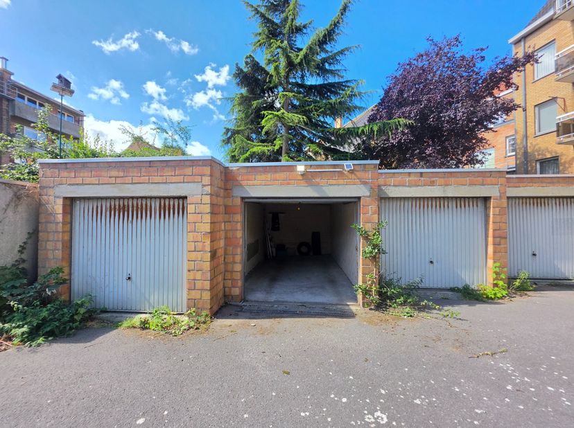 Deze gesloten garagebox is centraal gelegen op de Vuurtorenwijk.<br />
<br />
Gelegen achteraan een gebouw in een open garagecomplex en inrit onder ee