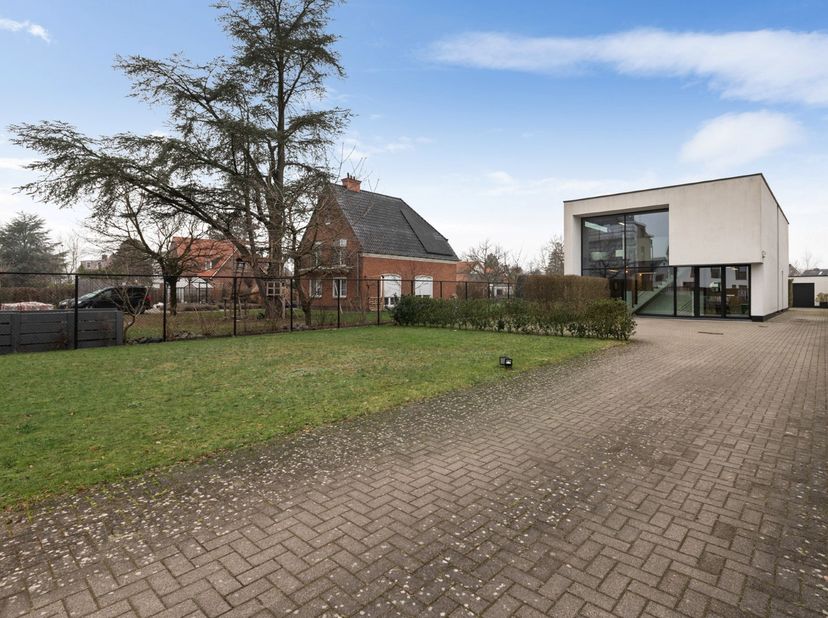 Polyvalent eigendom (bouwjaar: 2014) bestaande uit een handelszaak met commerciële visibiliteit en luxueuze woning met 3 volwaardige slaapkamers en tu