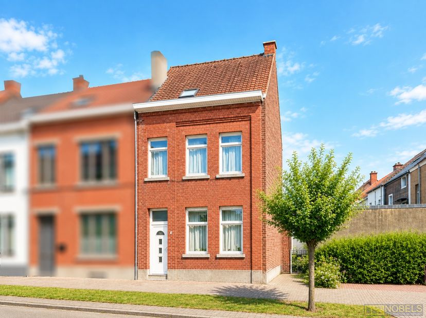 PERFECT ONDERHOUDEN GEZINSWONING met VIER SLAAPKAMERS en STADSTUIN aan rand van centrum Ronse. Dankzij de doordachte indeling, vier slaapkamers en aan