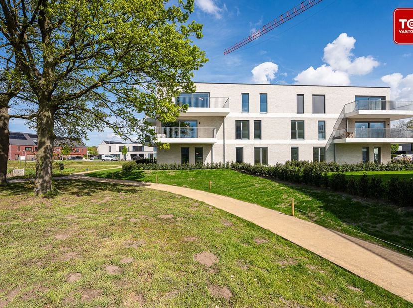 Dit lichtrijk gelijkvloers nieuwbouwappartement in Evergem combineert rust, comfort en een praktische indeling op een uitstekende locatie vlak bij het